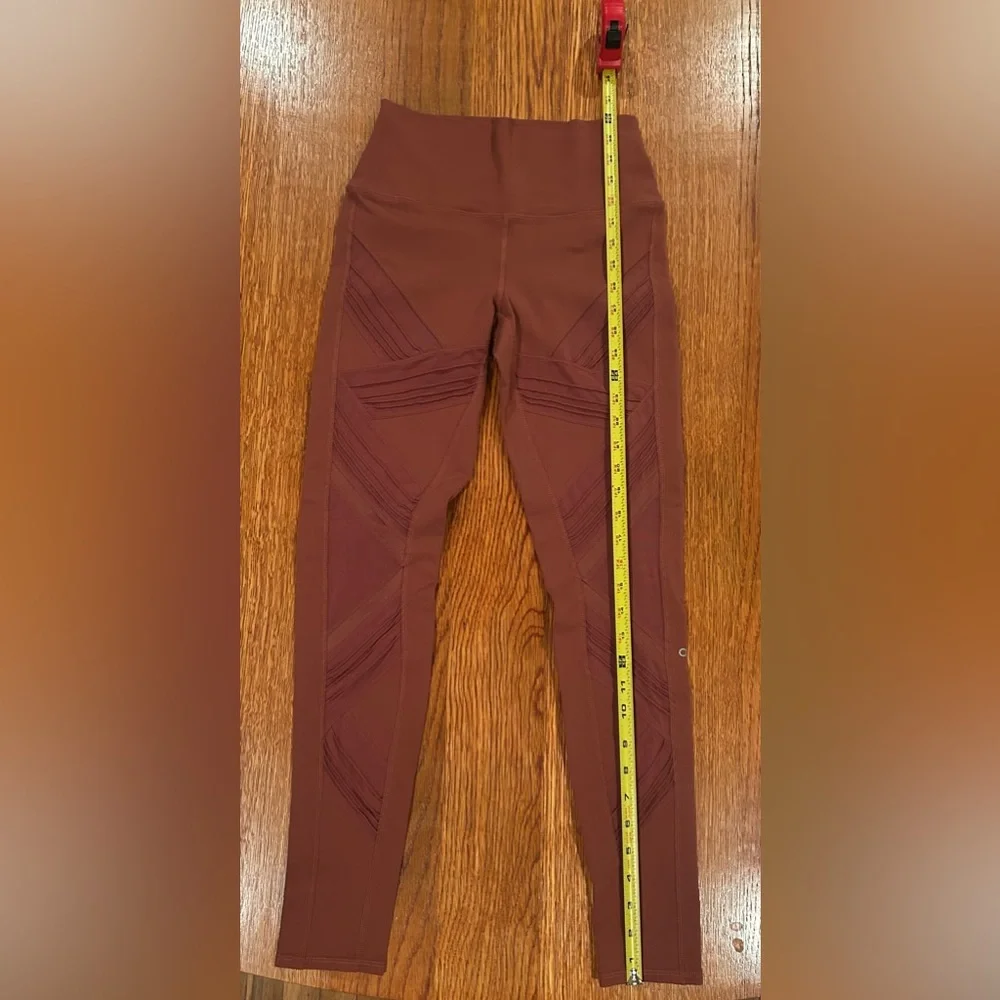 ALO YOGA Ultimate High-Waist Leggings in Earth / Mauve Pink (Moto Paneled)